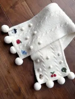 familiar★ホワイト ポンポン付き刺繍マフラー