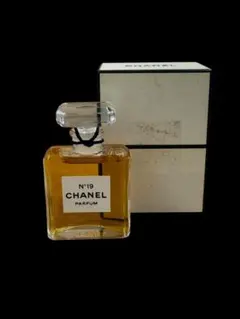 ☆CHANEL N°19 PARFUM 香水 14ml　未開栓のサムネイル