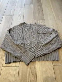 ベージュ ケーブルニット クロップドセーター