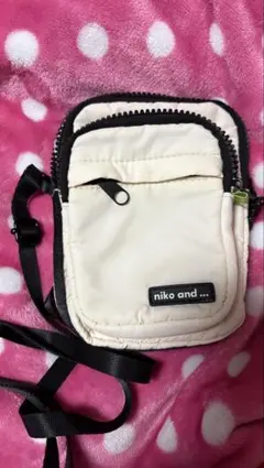 ニコアンド　ショルダーバッグ白