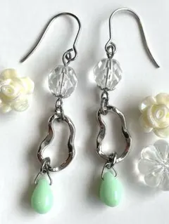 チェコビーズドロップと不規則フレームメタルチャームピアスイヤリング　314