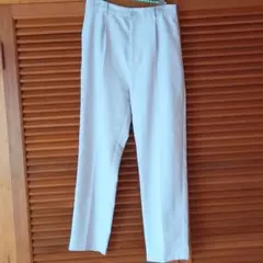 薄いピンクテーパードパンツ