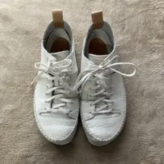 CLARKS ホワイトレザー ローカットスニーカー　23.5