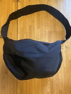 黒いナイロンショルダーバッグ大きめ