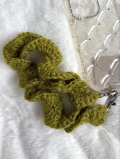 フリル　スマホストラップ　緑　編み物 スマホショルダー　ハンドメイド　落下防止