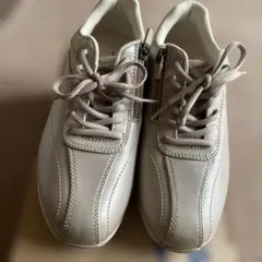 ジッパー付きベージュウォーキングシューズ