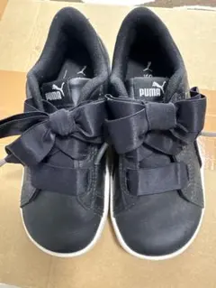 【美品】PUMA ブラック 16cm スニーカー 黒 リボン