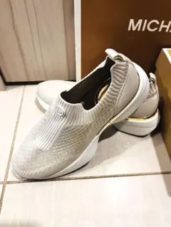 MICHAEL KORS 新品ベージュ スリッポン スニーカーのサムネイル