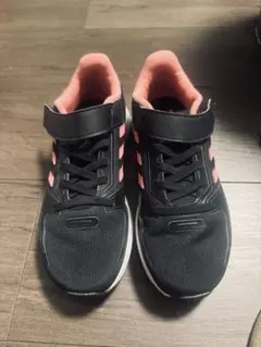 adidas 黒 ピンク スニーカー