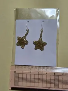 星型ゴールドグリッター樹脂ピアス