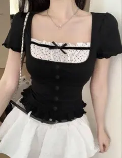 黒と白のフリル付き半袖トップス