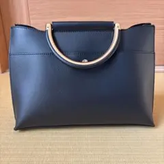黒のハンドル付きトートバッグ