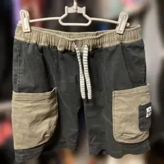 黒とベージュのポケット付きショートパンツ