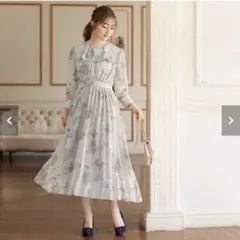 ベルーナ ビッグカラー花柄プリーツワンピース ブルー 上坂すみれ着用 花柄のサムネイル