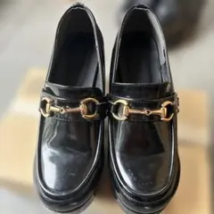 黒の光沢ローファー ゴールドバックル付き 値下げしました！