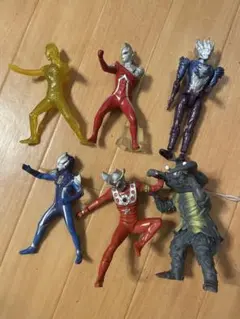ウルトラマンフィギュア 6体セット　おまけカード付き　購入者には別売りコインも