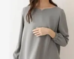 NATURAL BEAUTY BASIC ハートネックブラウス カーキグレーのサムネイル