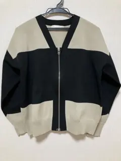 黒とベージュの長袖カーディガン