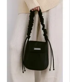 un/neu アンノイ　ギャザーハンドルサテンフラップバッグ/ショルダーバッグ