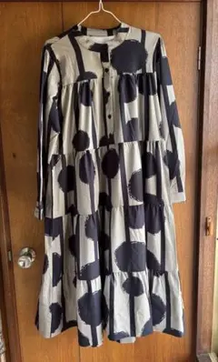 ドット柄長袖ティアードワンピース