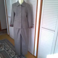 パンツスーツ。９号
