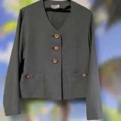 グレー ノーカラージャケット 木製ボタン付き