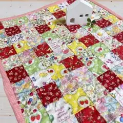 280 レッド＆パステル調いちごのパッチワークキルトのサムネイル