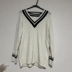GU ホワイト ケーブルニットセーター Vネック