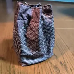 黒と紫の模様の小物入れ