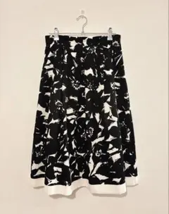 【美品】Spick and Span 総柄　モノトーン　花柄　フレアスカートのサムネイル