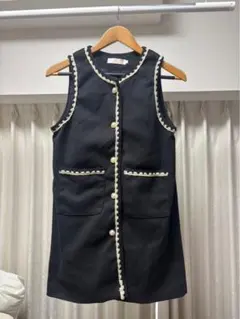 黒いノースリーブベスト