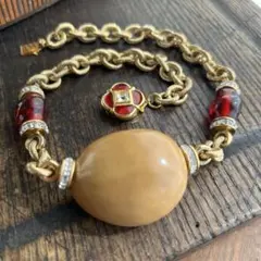 ゴールドカラーにレッドガラス、栗色ストーンの重厚なチョーカー