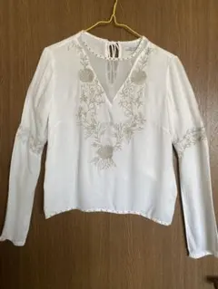 Bershka 刺繍入りホワイト長袖ブラウス S sizeのサムネイル