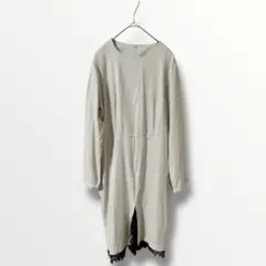 長袖　フレアスカート　アイボリー　ワンピース　 Aライン　黒いレースディテール