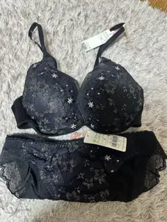 【新品未使用】定価5000円黒 花柄刺繍 アモスタイル　夢見るブラセット D65