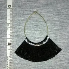 フリンジ タッセル フープピアス ゴールド ブラック スワロフスキー