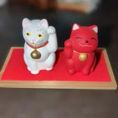 紅白　招き猫　敷物付きのサムネイル
