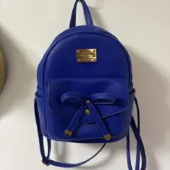青いリボン付きバックパック