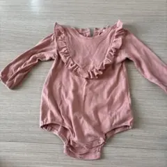 フリル付きピンク長袖ボディスーツ　80