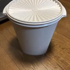 Tupperware 食品保存容器 マキシクィーン 11L グレー used品 - メルカリ