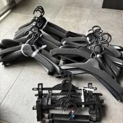 格安！黒いプラスチック製ハンガー37本セット(中古）のサムネイル