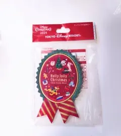 Holly Jolly Christmas リボン型ピンバッジ 2025