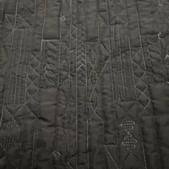 訳あり‼️角が欠けてます。生地　はぎれ　キルティング　刺繍模様　黒