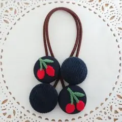 300円【再販】コーデュロイ　ネイビー チェリー 刺繍 くるみボタン ヘアゴム