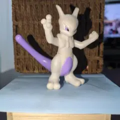 ミュウツー フィギュア 薄紫色 透明台座付き - メルカリ