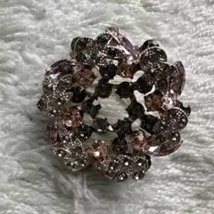 花形ブローチ ピンクをベースにしたきらきらストーン装飾　コンパクトサイズパーティ