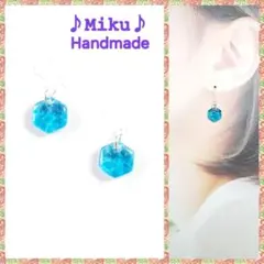 No.1529-B 琉球ガラス☆ちっちゃな六角型☆ピアス・イヤリング(ライトB