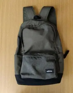 adidas オリーブグリーン バックパック