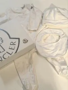 【正規品】新品未使用 MONCLER ベビーロンパーススタイ帽子セット白×ピンク