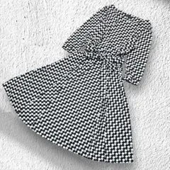 ドールアップ　ロングフレアワンピース ブラックベース柄　9号　E148